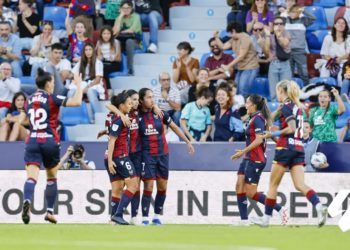 Un Levante solvente se lleva el derbi ante un Valencia en inferioridad