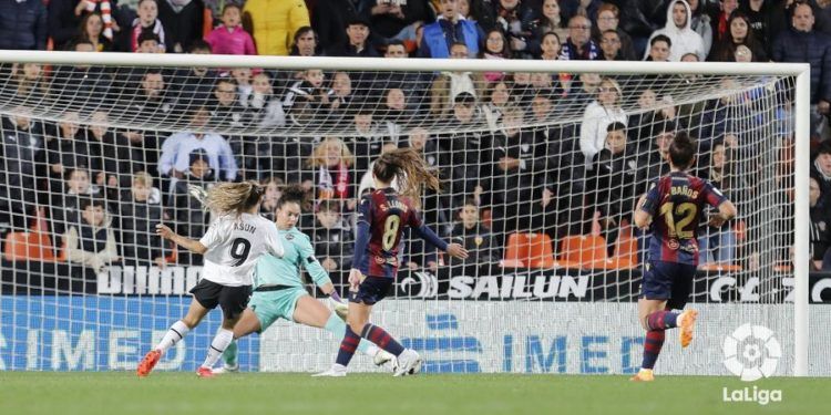 Asun afila un triplete en el triunfo del Valencia ante el Levante