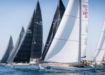 El Elena Nova refuerza su liderato en el Trofeo SM La Reina tras dos jornadas