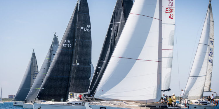 El Elena Nova refuerza su liderato en el Trofeo SM La Reina tras dos jornadas