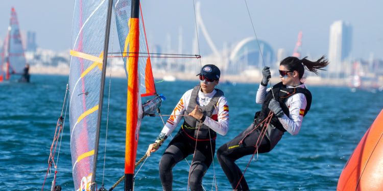 Sara e Isa Momplet lideran la flota 29er en aguas de Valencia