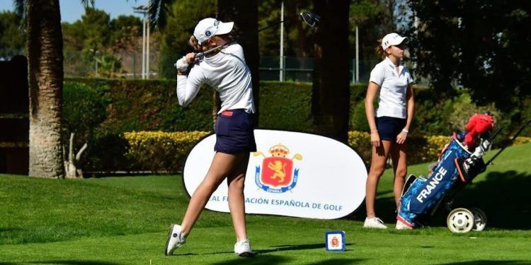 Balma Dávalos, a sus 14 años, cierra en el top-ten la Copa de la Reina de golf
