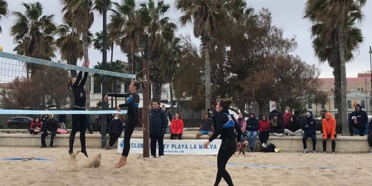 El Valencia BeachBol debuta con victoria en la liga nacional femenina de vóley playa