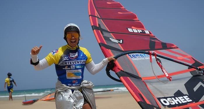 Blanca Alabau concluyó sexta en Slalom X en la cita mundial en Fuerteventura