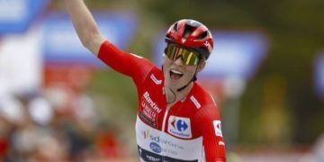 Demi Vollering logró el triunfo final en La Vuelta por delante de Riejanne Markus y de Elisa Longo
