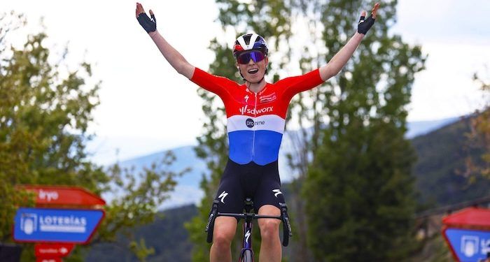 Demi Vollering da un golpe de liderazgo en La Vuelta