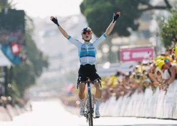 Demi Vollering agitó el Tour con una victoria en solitario que le dio el maillot amarillo