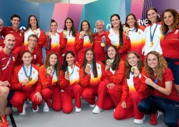 El ‘baño de oro’ de las jugadoras del waterpolo español tiene un barniz histórico añadido