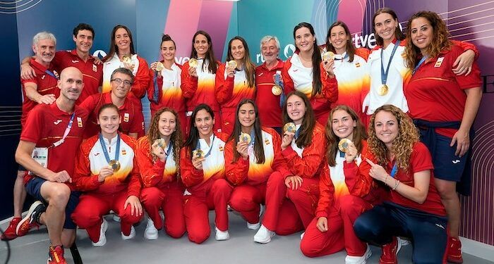 El ‘baño de oro’ de las jugadoras del waterpolo español tiene un barniz histórico añadido