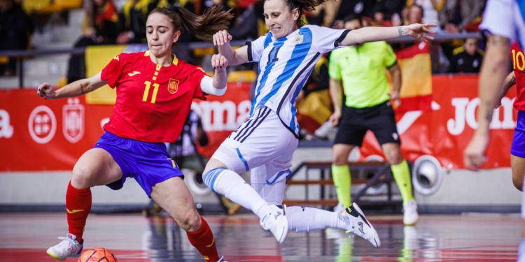 España se impone por la mínima a Argentina