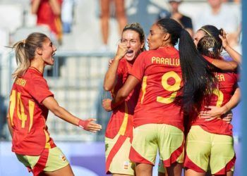 España logra frente a Brasil