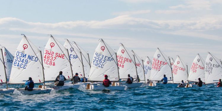 El viento condicionó el estreno de la XV Euromarina Optimist Torrevieja