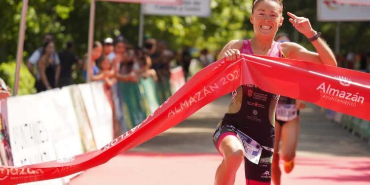 Paula Herrero se adjudica el campeonato de España de acuatlón 2022 en Almazán
