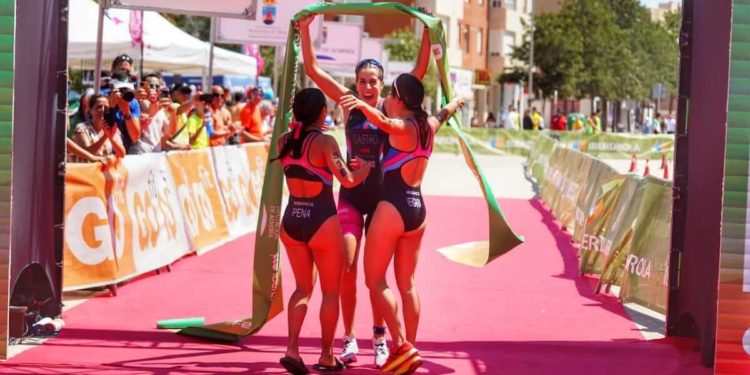 Cidade de Lugo Fluvial se impone en relevos en los campeonatos de España de triatlón en Roquetas