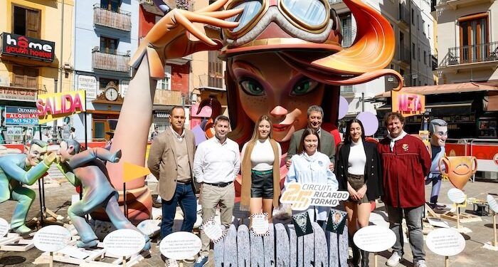 Marta García y Nerea Martí participaron en la ‘plantà’ de la Falla del Doctor Collado con el Circuit Ricardo Tormo como protagonista