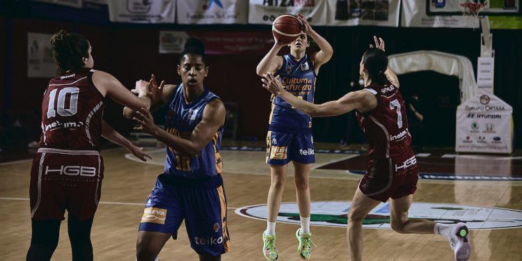 Cristina Ouviña orquesta la remontada de Valencia ante Gernika en Maloste