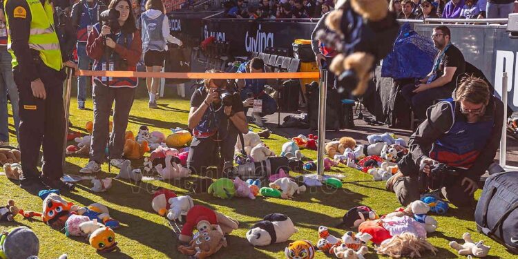 Mestalla abrazó la solidaridad y la emoción en el duelo entre el Valencia y el Barcelona