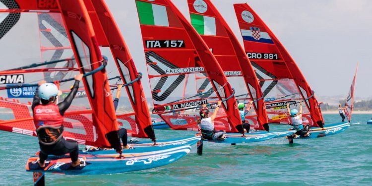 Más viento y presión en el segundo asalto al International iQFOil Games Cádiz