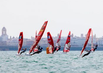 La española Nicole Van der Valden, líder del International iQFoil Games Cádiz