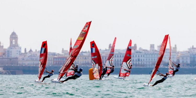 La española Nicole Van der Valden, líder del International iQFoil Games Cádiz