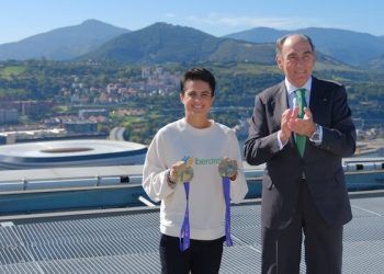 Ignacio Galán recibe en Torre Iberdrola a la marchadora María Pérez tras sus oros en Tokio