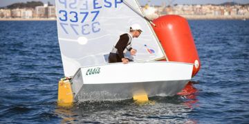 Iker Múgica y Sviatoslav Madonich son colíderes del 33 International Palamós Optimist Trophy