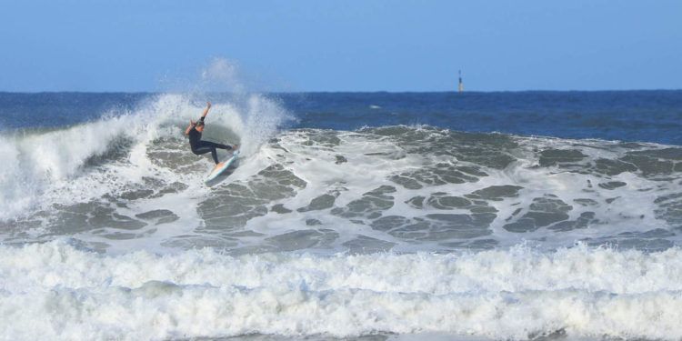 Janire González-Etxabarri, vencedora de la prueba valedera para los circuitos nacionales el Gijón Surf City