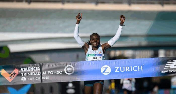 Joyciline Jepkosgei firmó la mejor marca mundial del año en el Maratón de Valencia
