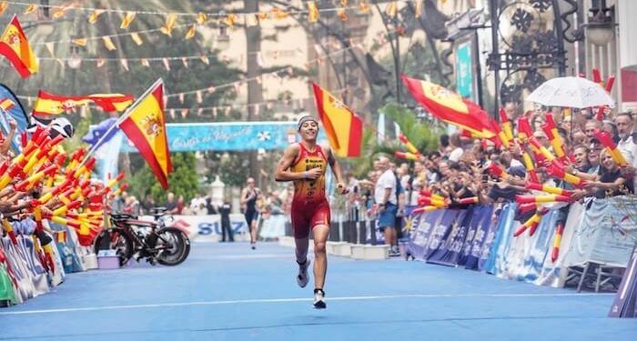 Marina Muñoz logró la plata en la Copa de Europa de triatlón en Ceuta, que ganó Annie Fuller