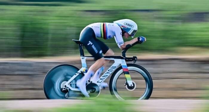 Marlen Reusser se impuso en la contrarreloj y asaltó el liderato del Tour de Francia