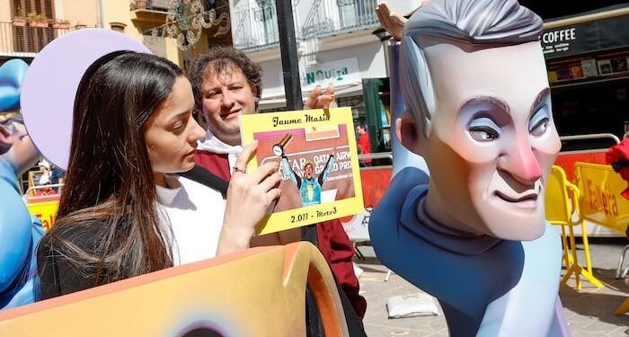 Marta García y Nerea Martí participaron en la ‘plantà’ de la Falla del Doctor Collado con el Circuit Ricardo Tormo como protagonista