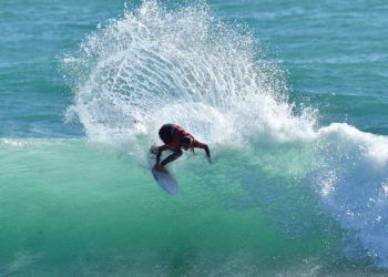 Melania Suárez se lleva la primera prueba de los circuitos oficiales de la liga de surf
