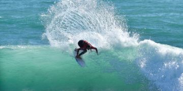Melania Suárez se lleva la primera prueba de los circuitos oficiales de la liga de surf