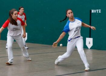 El frontón del Antiguo fue marco de un festival de pelota en favor los afectados por la DANA de Valencia
