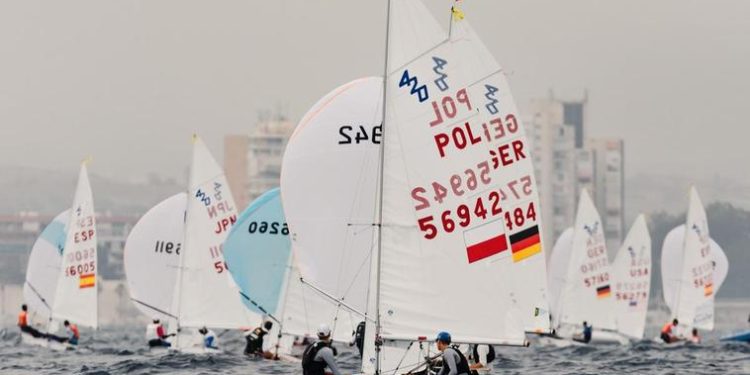 María Perelló y Marta Cardona y Iakovina Kerkezou y Danae Giannouli, primeras líderes del Mundial de 420 en Alicante