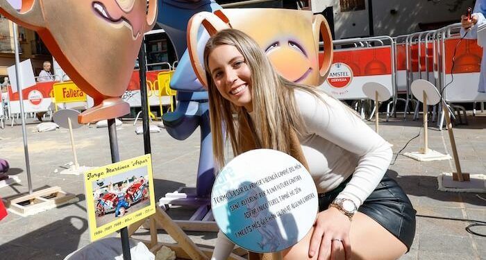 Marta García y Nerea Martí participaron en la ‘plantà’ de la Falla del Doctor Collado con el Circuit Ricardo Tormo como protagonista