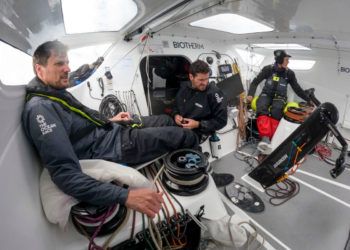 La flota IMOCA de Ocean Race acelera con rumbo este