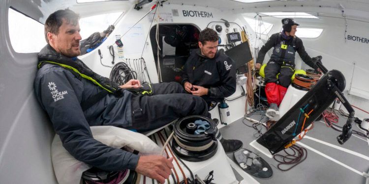 La flota IMOCA de Ocean Race acelera con rumbo este