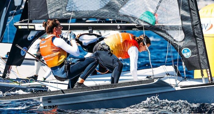 Paula Barceló y María Cantero encabezan la clase 49er FX en su estreno en el Mundial