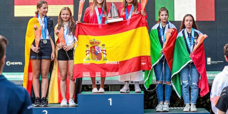 Sam Davies ya tiene su nuevo barco IMOCA ‘Initiatives-Cœur’, diseño de Sam Manuard