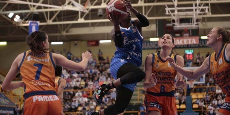 Avenida toma ventaja en la carrera por el título