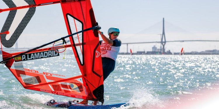 Pilar Lamadrid, lidera el Campeonato de España de iQFOil y Magdalena Villalonga encabeza el Nacional de ILCA 4 