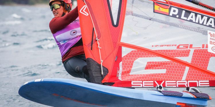 Pilar Lamadrid aspira a los puestos de privilegio del Mundial de la clase iQFoil