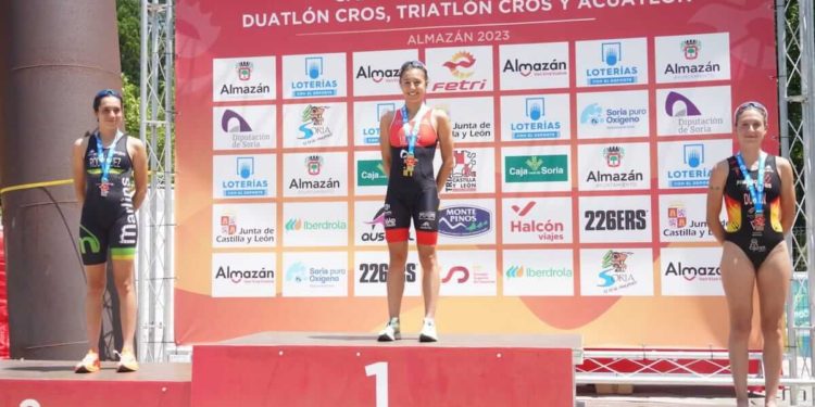 Marina Muñoz se impone en el campeonato de España de triatlón cross 2023 en Almazán