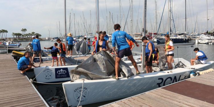 El Náutico de Valencia, que este año cumple 120 años, organiza una jornada de puertas abiertas con experiencias en el mar