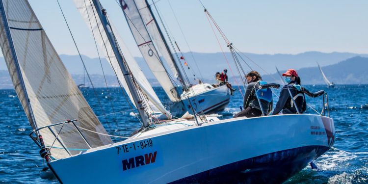 Un mano a mano a vela por las Rías Baixas con el VIII Memorial Rafael Olmedo