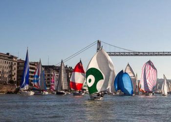 100 barcos reeditaron una mágica imagen bajo el Puente Colgante en la clásica Regata del Gallo-Hyundai