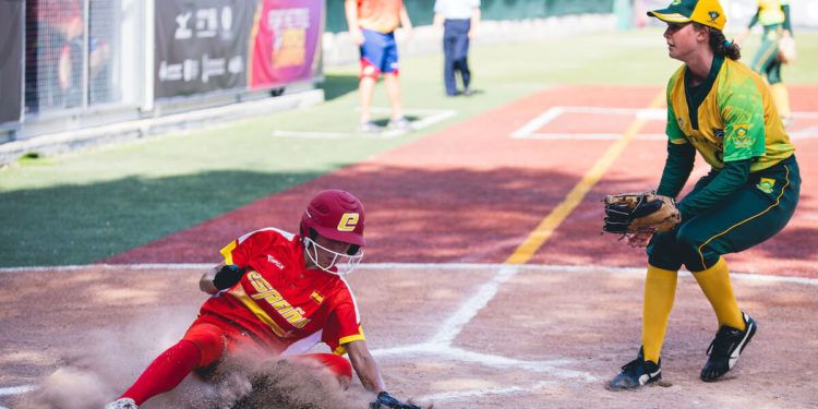 España arrolló a Sudáfrica en su debú en la Copa Mundial de sófbol en Valencia