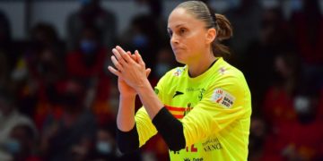 Silvia Navarro abandona el Europeo por una rotura del ligamento cruzado anterior y menisco interno