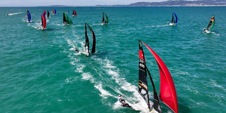 Un Embat de entre 10 y 14 nudos de intensidad con poca ola permitió la disputa de regatas en todas las disciplinas en el Sofía Iberostar